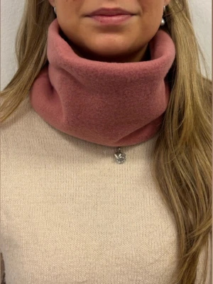 Buff - gammelrosa merry berry - 🩷Rosa fleece buff- merry berry💞❤️ Handgjorda av vårat uf företag - Beyondbuff. Det finns ett begränsat antal så hör gärna av dig innan du köper. Mått: 17 höjd, 27 bredd (rakt över)