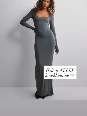 Grå långklänning från Nelly - Snygg oanvänd långärmad långklänning från Nelly i en mörkgrå nyans. Klänningen har en figurnära passform med djup, rundad urringning och långa ärmar. Perfekt för dig som gillar stilrena och enkla plagg. Priset kan diskuteras och skicka meddelande för mer info🤍