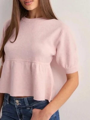 Ljusrosa peplum topp med kort ärm - Söt ljusrosa topp med peplumskärning och korta ärmar. Mjuk och bekväm, perfekt till jeans eller kjol. Rund halsringning och ribbade muddar vid ärmslut och hals. Lite nopprig, skriv till mig för fler bilder
