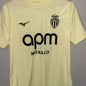 Gul AS Monaco fotbollströja Mizuno - Det här är årets modell As Monacos tredje tröja säsong 25-26 helt oanvänd och prislappen sitter kvar. Säljer eftersom jag fick inte det jag beställde och det går inte och returera. Köp i klubbshoppen. Dm för frågor och diskutera pris