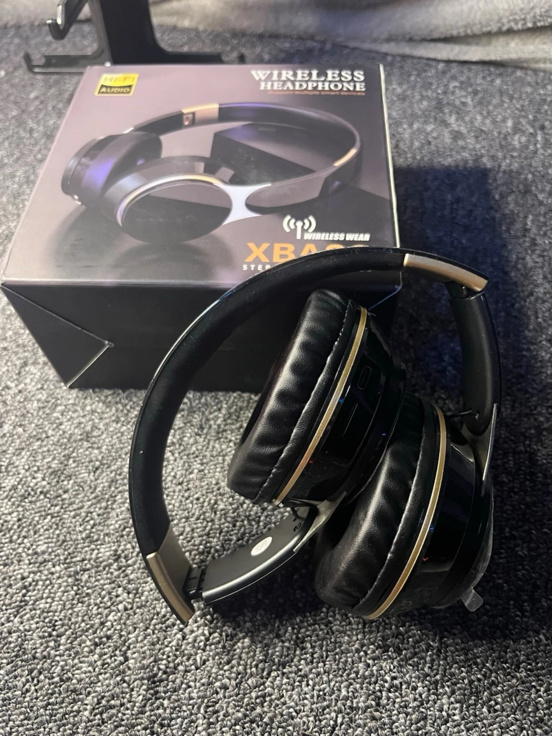 Svarta trådlösa over-ear hörlurar