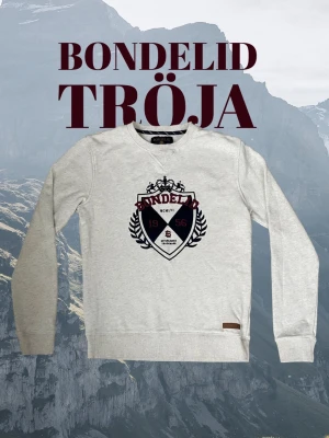 Bondelid Tröja - Säljer en riktigt snygg tröja från Bondelid i storlek S. Tröja är i bra skick förutom några få lösa trådar, samt en fläck vid kragen (se sista bild). Modellen är 173cm, har ni fler frågor skriv gärna I DM😁 Pris är diskuterbart👌