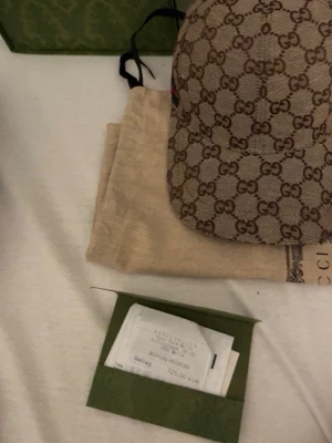 Gucci GG keps beige/brun - Säljer en snygg keps från Gucci i klassiskt GG pris kan sänkas 