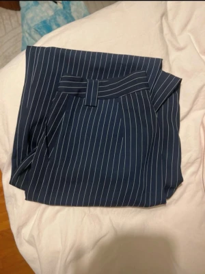 Mörkblå randiga kostymbyxor - Tunna i tyget Långa på mig som är 164cm Hög midja Normala i storlek