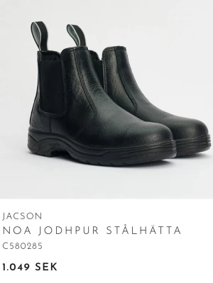 Svarta Jodhpur ridskor från Jacson - Säljer ett par svarta Jodhpur ridskor från Jacson med stålhätta. Använda men fortfarande i fint skick. Storlek 37. Orginalpris: 1049kr 