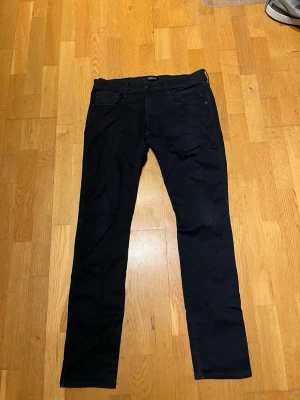 Replay Anbass hyperflex jeans Svart - Mycket fina Replay anbass hyperflex jeans nypris runt 1700kr Storlek W36 L34 Skulle Säga att de är mer som 34/34 än 36/34 då jeansen är hyperflex  Väldigt bra skick! Sparsamt använda Kan gå ner i pris vid snabbt köp