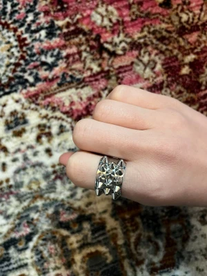 Silvrig Edblad nitring - Säljer den trendiga ringen från Edblad med 3 nit rader. Storlek 18,5. 