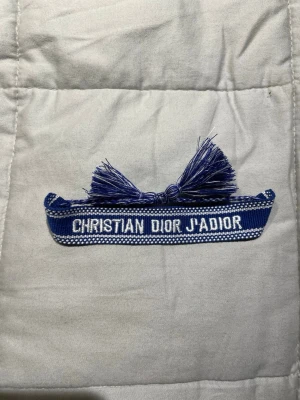 Dior armband - Ett stilrent och populärt tygarmband. Helt nytt. Öppnas och stängs genom att dra i tygändarna. 1 för 199kr 2 för 349kr 3 för 499kr. Hör gärna av er vid frågor eller funderingar.