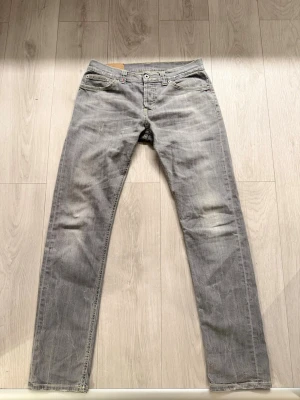 Dondup jenas gråa -  dondup jeans, storlek W30. Mycket bra skick. Först till kvarn får bäst pris, tveka inte höra ev er med frågor på DM 