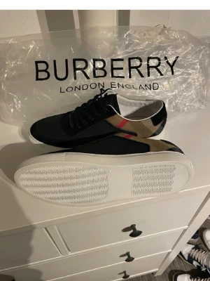 Burberry skor  - Snygga sneakers från Burberry. Skorna har inga defekter och är i sjukt bra skick! Serienummer på insidan/ tveka inte med att höra av dig/Kraften