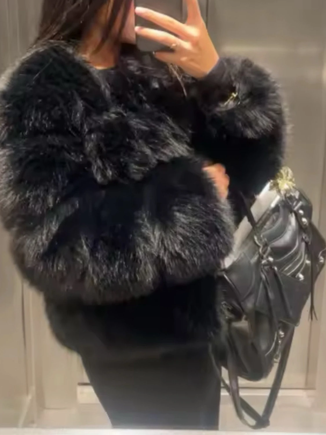 Svart fluffig pälsjacka