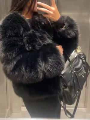 Svart fluffig pälsjacka - Snygg svart pälsjacka med fluffig och voluminös look. Jackan har lång ärm och en klassisk, rak passform som ger en lyxig känsla. Perfekt för dig som vill sticka ut och hålla dig varm under kyliga dagar. Pris kan diskuteras 💕💕