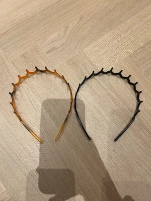 Diadem (går att köpa styck)  - Säljer detta diademen pågrund av inte nån användning, skriv om ni vill ha bilder på💕