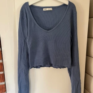 Långärmad topp från Pull&bear - Snygg, långärmad topp i en fin mellanblå från Pull&bear Storlek M men sitter mer som en S Ribbat material med lite längre ärmar