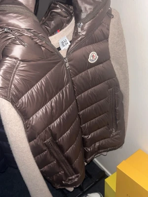 Brun dunväst från Moncler - Snygg brun dunväst från Moncler köpt i sthlm på nk herrtrend för 10000 kvitto o box finns och allt annat og.