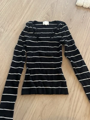 Hm randig tröja  - Säljer denna randiga fina tröjan från hm i storlek. Xs. Använd ett fåtal gånger. 