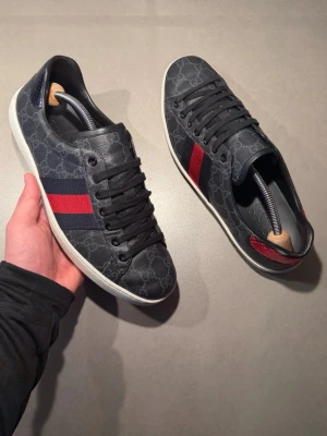 Gucci Skor - ‼️VI TAR INGA BYTEN‼️ Gucci ”Ace” Sneakers | Skick: 8,5/10 | Storlek UK 7,5  motsvarar 41,5/42,5  | Tillkommer Skopåse & kort vid köp! | Frakt sker inom 24 timmar efter köp 📦💨 | Hör av dig vid minsta fråga eller fundering 💭