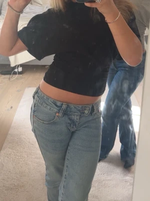 Ljusblå jeans med broderade fickor 157 - Säljer ett par ljusblå bootcut jeans från 157 med snygg broderad detalj på bakfickorna. Jeansen har låg midja, och klassisk femficksdesign. Tillverkade i jeansmaterial sitter jätte bra på💗💗