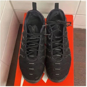 Vapor Max plus  - Defekt men bekväma skor från nike   Funkar lika bra till träning som att ta det lugnt ute   Tar även emot byten  Skriv till mig vid behov av flera bilder 