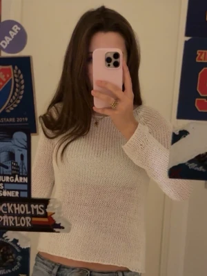 Vit stickad tröja med rund hals - Säljer en vit stickad tröja med rund hals och långa ärmar. Tröjan har en luftig och lätt stickning som ger en avslappnad känsla. Perfekt att styla med jeans eller kjol för en enkel look.