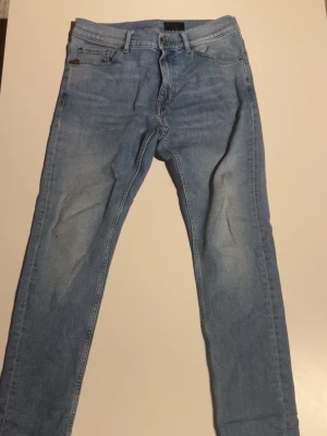 Tiger of Sweden ljusblå jeans 32/32 - Säljer ett par ljusblå jeans från Tiger of Sweden i modellen Evolve. Klassisk femficksdesign, raka ben och normal passform. Tillverkade i mjukt bomullstyg med snygg tvätt och diskreta sömmar. Perfekta till en avslappnad stil.