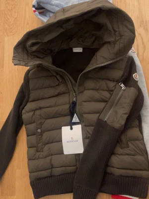 Moncler cardigan - Bästa kvaliten på marknaden✅ Endast 1 kvar i storlek S❗️ Självklart helt ny med lappar👍 Endast 1-3 dagars leveranstid📦 Bästa priset för kvaliten på marknaden endast 1349kr