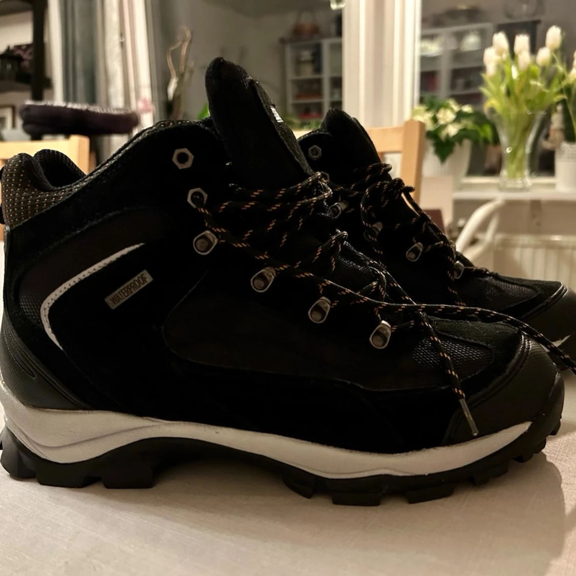 Svarta kängor med snörning