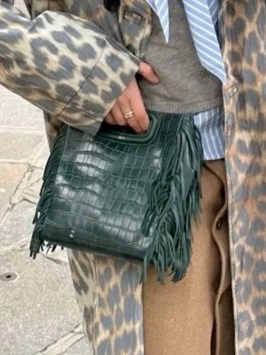 Maje väska - Intressekoll på denna fina Majeväska! Den är i storlek M och i fint skick! Kontakta vid fler bilder eller frågor! 🤍😇 Kan tänka mig gå ner i pris!