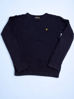 Stickad tröja Lyle & Scott - Mörkblå kabelstickad tröja från Lyle & Scott.                I mycket bra skick, använd en gång!!