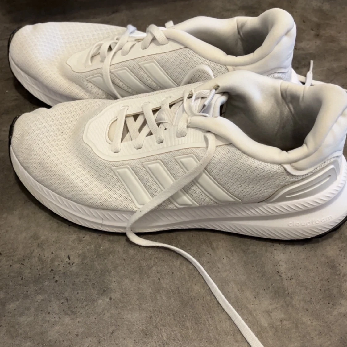 Vita Adidas sneakers med mesh