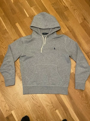 Grå hoodie från Polo Ralph Lauren - Snygg grå hoodie från Polo Ralph Lauren i mycket bra skick✨storleken är Small, S. skriv gärna om ni har några frågor 🤗
