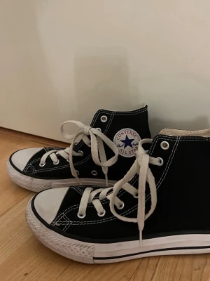 Svarta converse - Svarta converse i storlek 35! Använda fåtal gånger, så i bra skick. Säljer då de är för små för mig