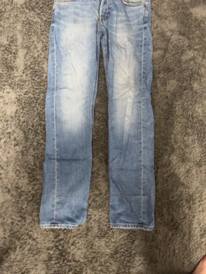 Ljusblå raka jeans från Lee - Säljer ett par ljusblå jeans från Lee med klassisk femficksmodell och raka ben. Jeansen har en snygg tvättad look och Lee-lapp bak i midjan. Perfekta till en avslappnad stil och passar till det mesta.