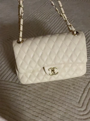 Vit väska - Vit väska med guld detaljer 