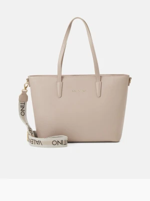 Beige axelväska från Valentino - Stilren beige axelväska från Valentino med två handtag och en bred, avtagbar axelrem med logotyp. Väskan har minimalistisk design och är tillverkad i slätt syntetmaterial. Perfekt för dig som vill ha en snygg och praktisk väska till vardagen. Ny pris 1500