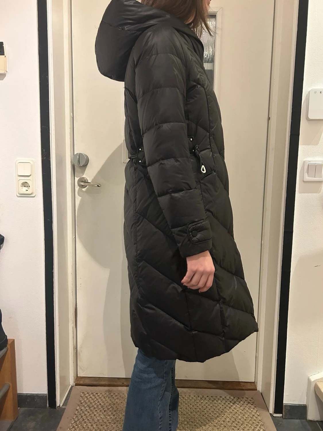 Svart lång dunjacka med huva - 1