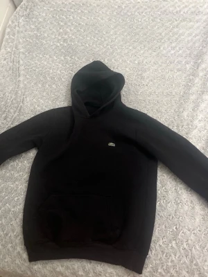 En svart Lacoste tjocktröja - Skriv till mig om ni vill köpa.