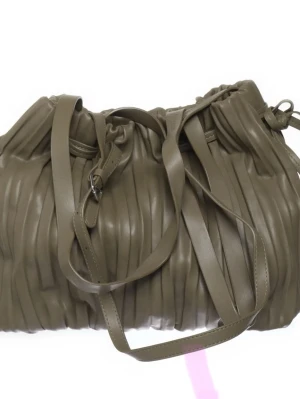 Olivgrön axelväska från K.Cobler - Säljer en olivgrön axelväska från K.Cobler i mjukt skinn. Väskan har ett snyggt veckat mönster, justerbar axelrem och stängs med snörning upptill. Perfekt storlek för det viktigaste och ger en cool touch till din outfit.