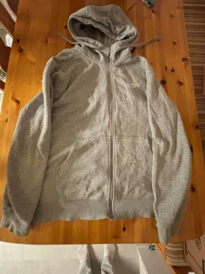 Nike hoodie - Grå Nike hoodie i bra skick 
