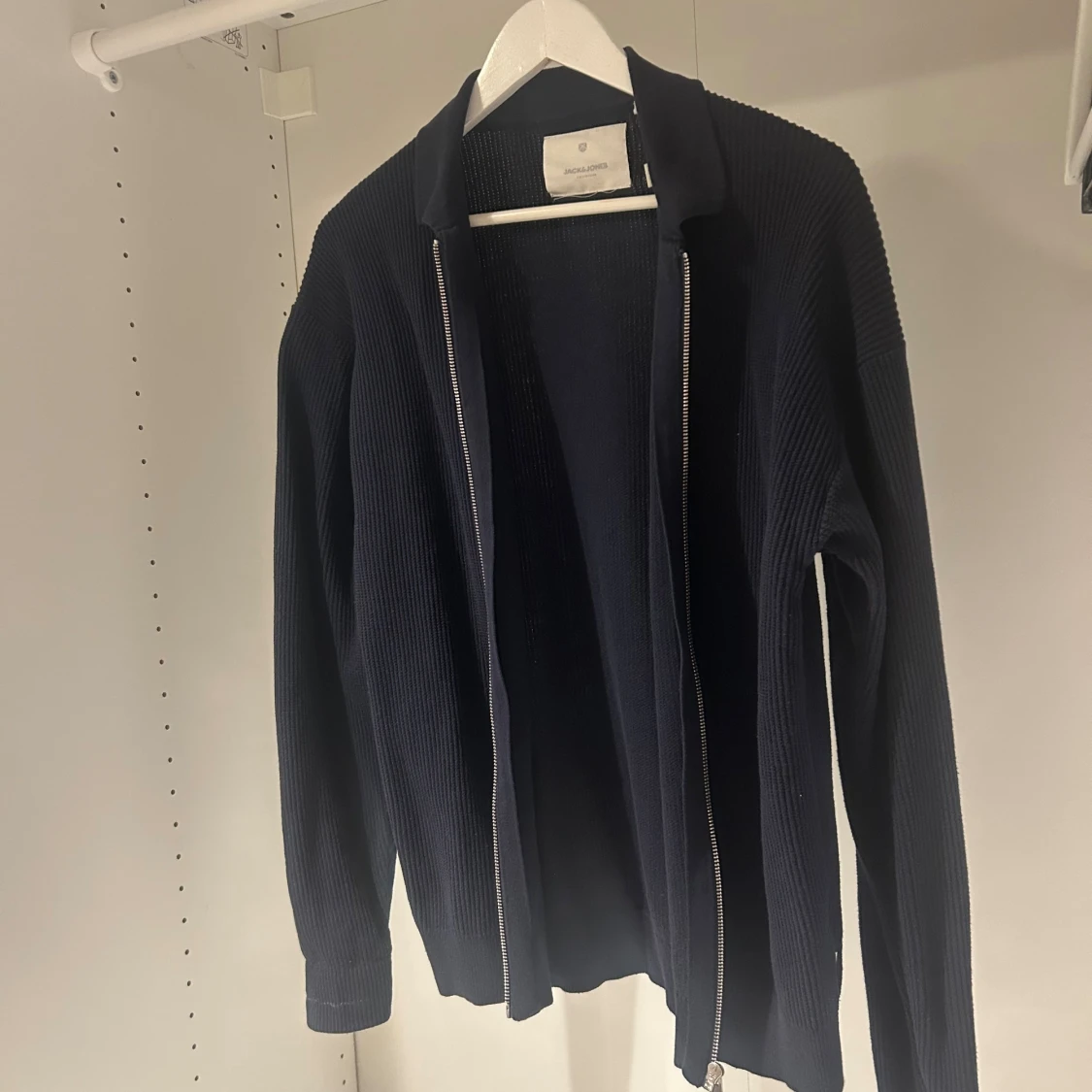 Mörkblå stickad kofta från Jack & Jones - 1