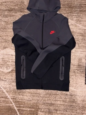 Nike tech fleece - Knappt använt. Den har ine tecken på användning. Denna kofta säljs inte längre i butik