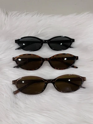 Solglasögon 3 st - Säljer dessa solglasögon som kommer i 3 pack. Helt nya och oanvända.