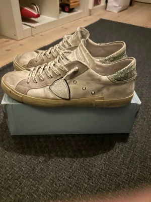 Vita sneakers från Philippe Model - Snygga vita skor från Philippe model. Använda bra men fortfarande 7/10 skick i storlek 45. Kom privat för mer!