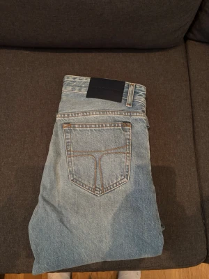 Ljusblå jeans från Tiger Of Sweden - Snygga ljusblå straight leg jeans från TOS