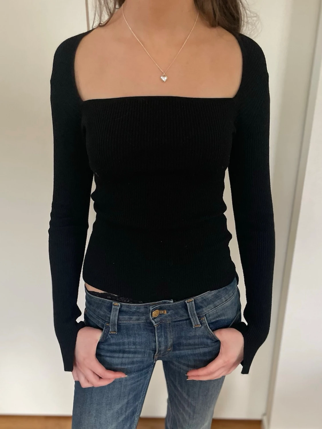 Svart ribbad långärmad topp