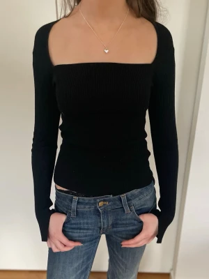 Svart ribbad långärmad topp - Säljer en svart ribbad topp från hm med lång ärm, fyrkantig urringning och fin slits vid händerna. Toppen är tight i modellen och har en stilren, minimalistisk look som passar perfekt till fest eller fin middag men också till vardag. Materialet är stretchigt och bekvämt, perfekt för dig som gillar en enkel men snygg stil. Storlek xs