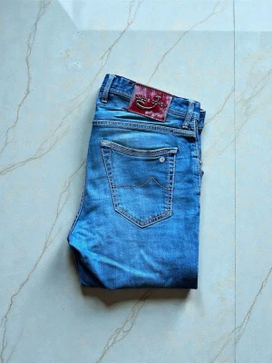 Jacob Cohen jeans - Ett par limited edition Jacob Cohen jeans i storlek 34. Detta par har en lätt slitning i grenen, det har lagats i högsta mån men priset är anpassat därefter.