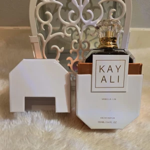 Kayali Vanilla | 28 Eau de Parfum - Kayali Vanilla | 28 är en lyxig parfym. 100ml full