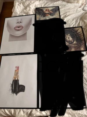 Tavelramar och tavlor - Säljer dessa fyra tavelramar med (eller utan) två posters och två diamantmålningar. Skriv vid intresse så kommer vi överens om pris💕💕