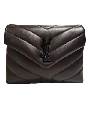 Svart YSL väska - Säljer en svart handväska från Saint Laurent med ikoniska YSL-loggan framtill. Väskan är tillverkad i mjukt skinn och har en elegant, strukturerad form med chevronmönster. 